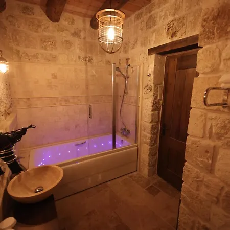 מלון Cave 5*